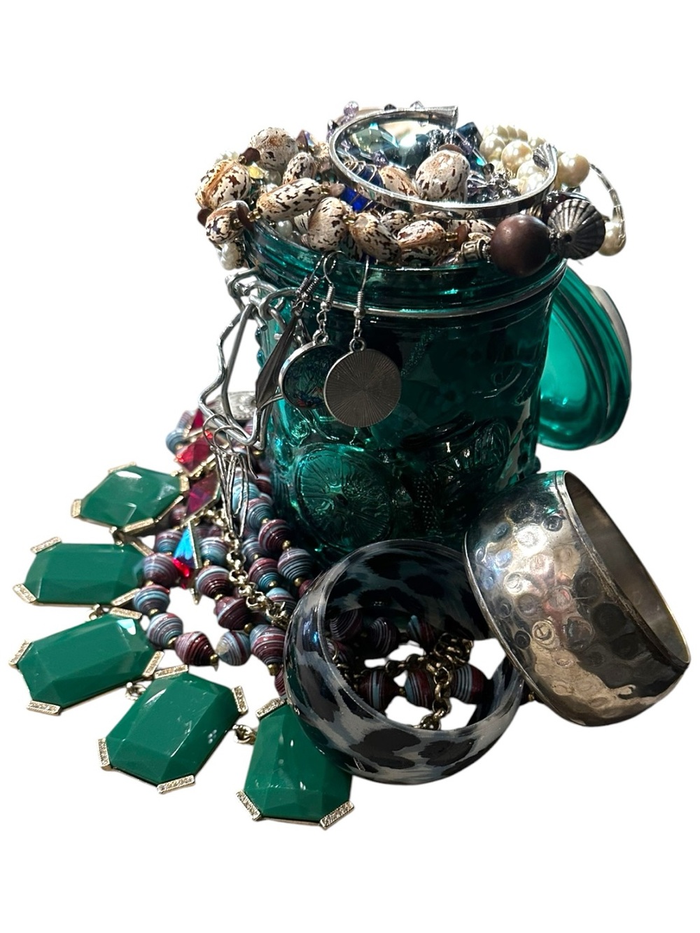 Estate to now Jewlery in green hinged jar Jewelry Lot no research - Picture 4 of 11